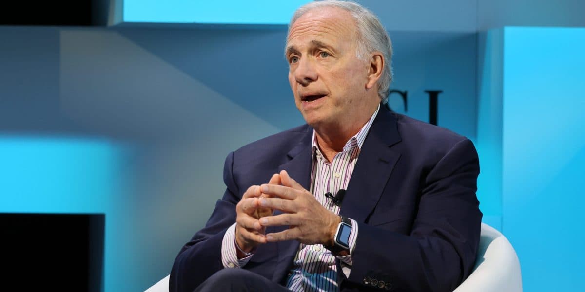 Dalio Warns of Stagflation Risk as Fed Credibility Hangs in Balance